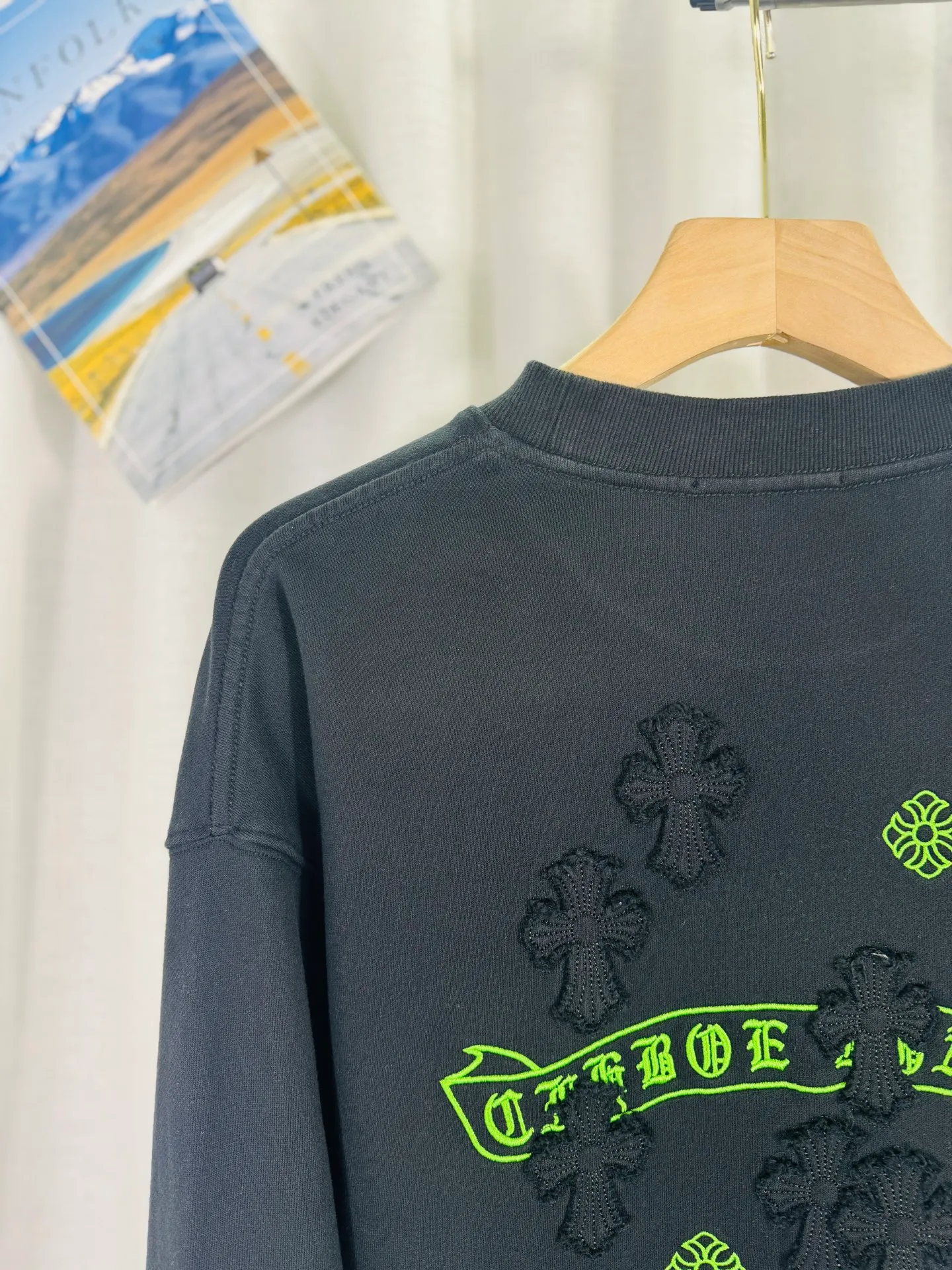 P260 top version, real shot without P, ​​different from market currency) 𝗖𝗵𝗿𝗼𝗺𝗲 𝗛𝗲𝗮𝗿𝘁𝘀/Cro Heart 2025 washed patch embroidery autumn and winter new original single counter American laser burnt 3D three-dimensional color embroidered couple casual sweatshirt 👑The highest version! Customized fabric 430g tripe terry fabric! American acid-washed and distressed original fabric laser burnt ✟appliqué embroidery and exquisite embroidery of letters! The best-selling model in the counter, very comfortable to wear. Accessories: original molded and authenticated collar label➕100% silk wash label. Genuine purchase-grade original hangtag➕matching hanging rope➕3D hanging beads➕original packaging bag. Craftsmanship: The original version has consistent wiring! The highest version of the armhole matching technique! Color: White Black Size: S M L XL Style Number: 25-357